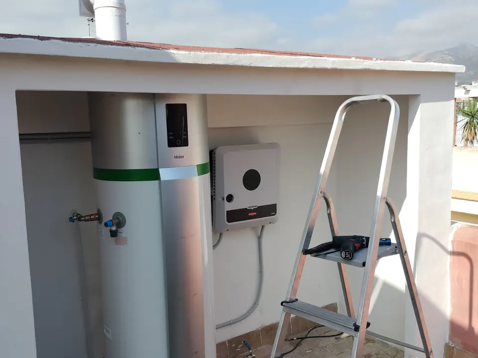 Instalación de sistema de agua caliente por aerotermia en Málaga