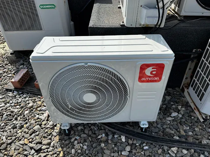 Unidad exterior de aire acondicionado instalada por Lozano Instalaciones
