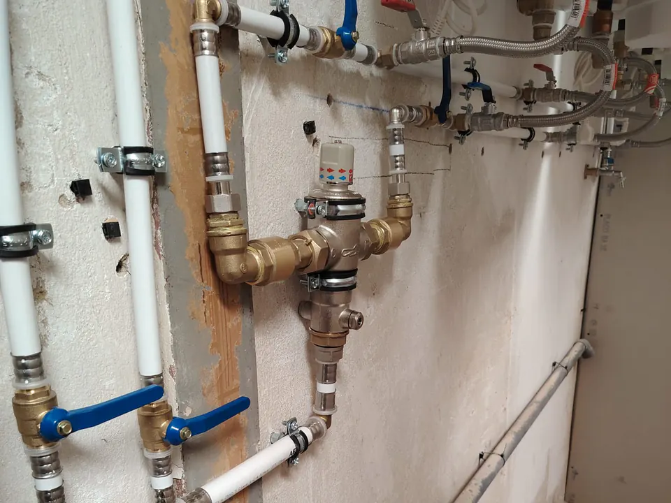 Instalación de tuberías y colector de fontanería realizada por Lozano Instalaciones