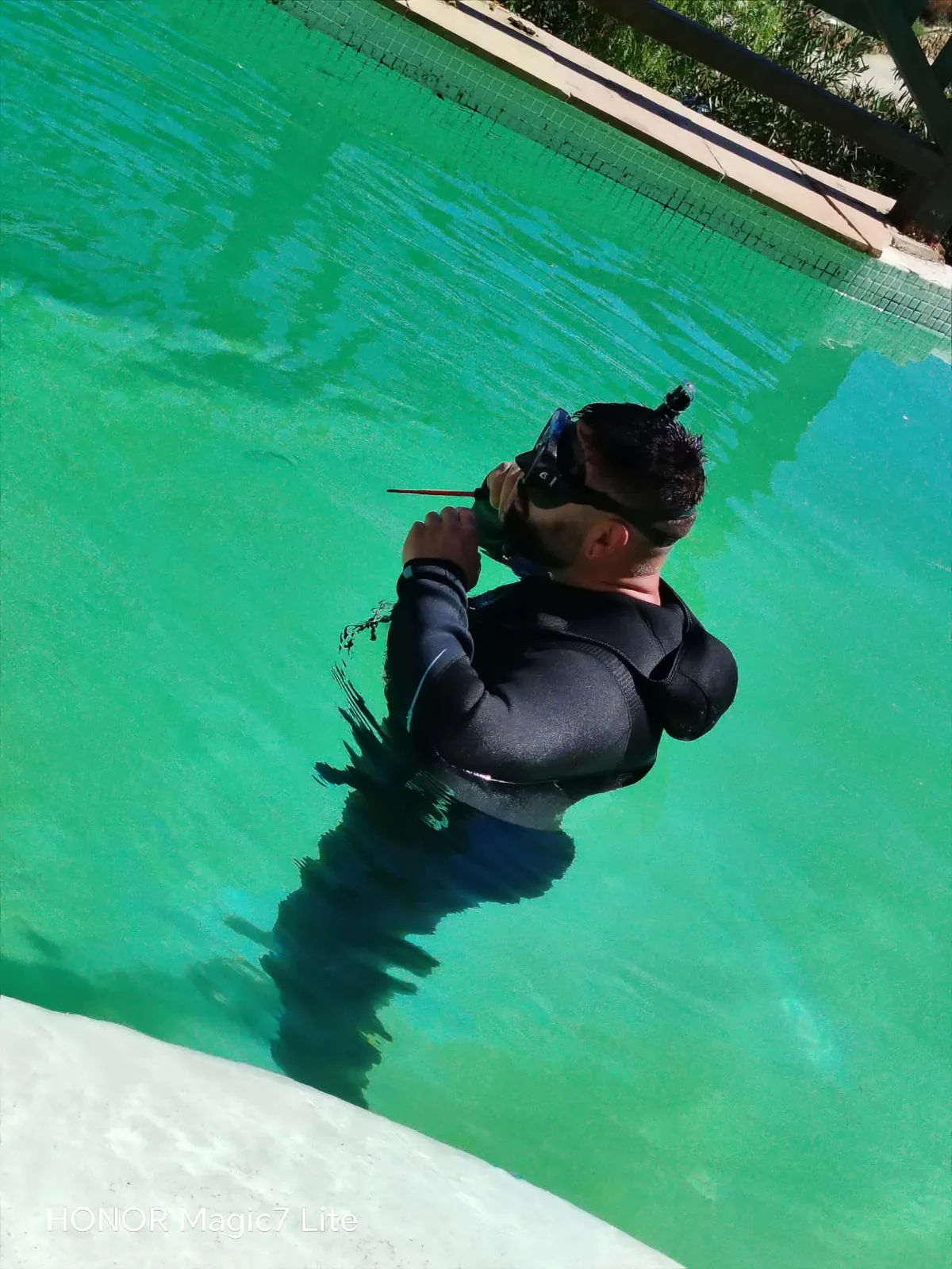 Técnico de Lozano Instalaciones inspeccionando una piscina