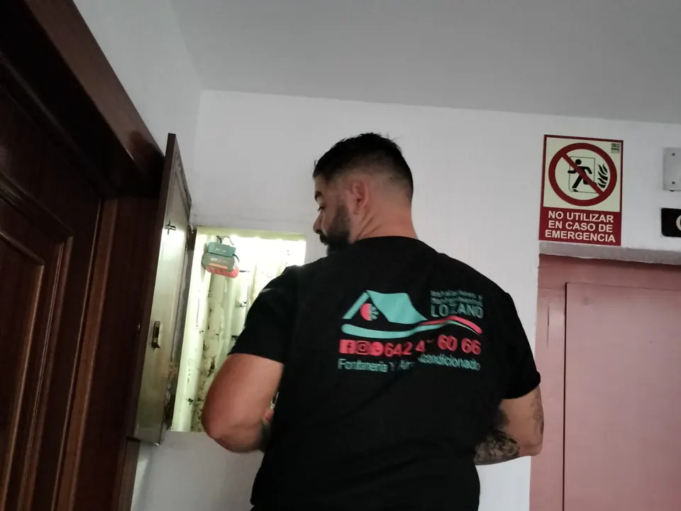 Técnico de Lozano Instalaciones realizando un trabajo de fontanería